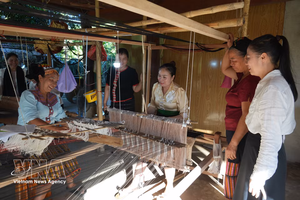 In many villages in western Nghe An, brocade weaving has been passed down through generations, producing textiles characteristic of the Thai ethnic group. (Photo: Bich Hue/VNA)