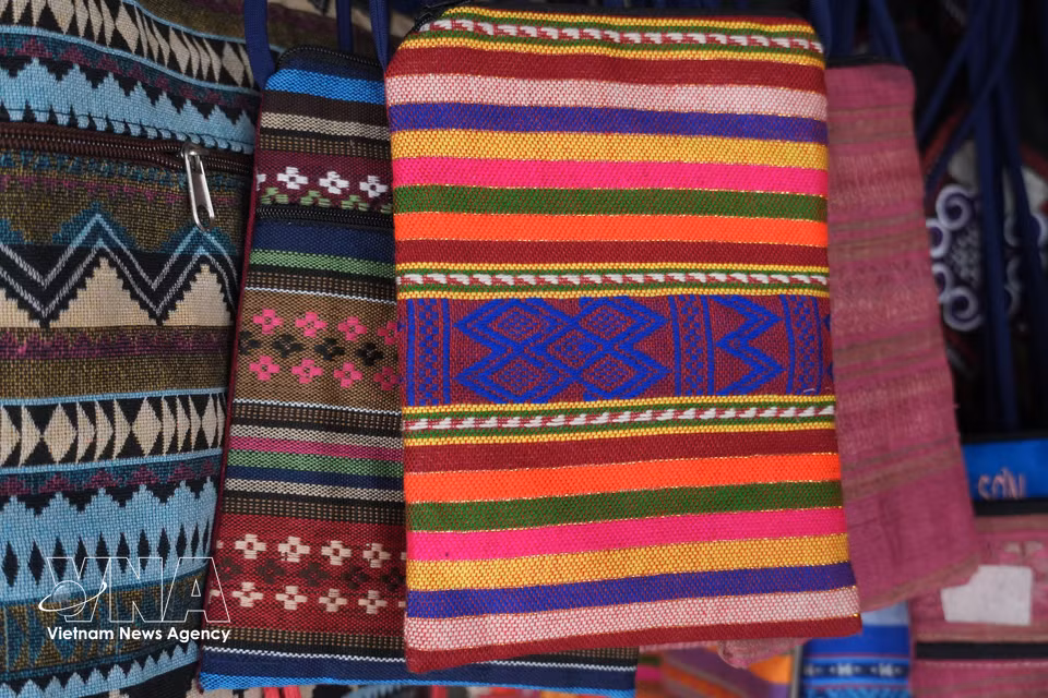 In addition to traditional clothing, Thai artisans produce scarves, fabric bags, small purses, notebook covers and souvenirs, combining traditional patterns with changing consumer demand. (Photo: Bich Hue/VNA)