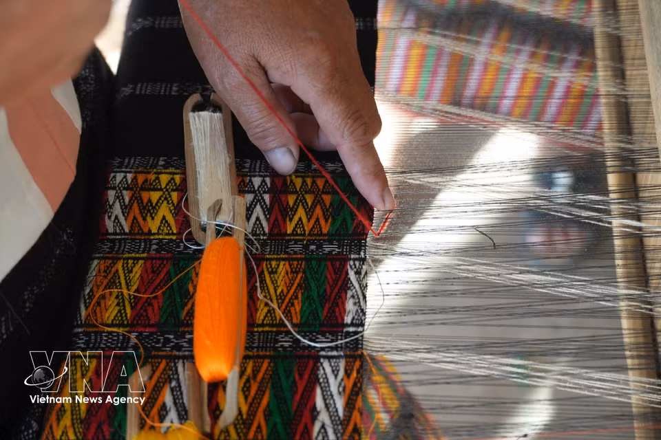 Visitors can learn about the weaving process, explore traditional patterns, try weaving on a loom and choose souvenirs reflecting Thai culture. (Photo: Bich Hue/VNA)