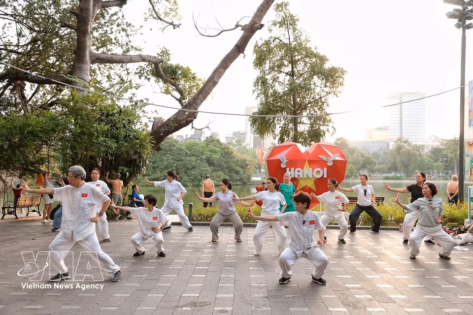 A group of older people practise tai chi by Hoan Kiem lake in Hanoi. (Photo: Pham Tuan Anh/VNA)