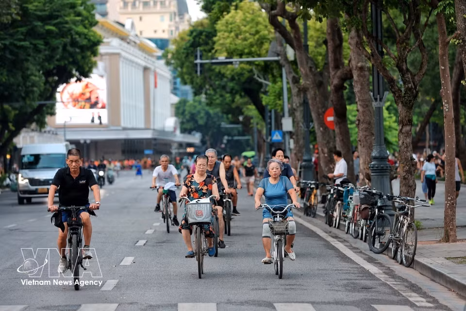 Older people cycle for exercise on streets around Hoan Kiem lake in Hanoi in the morning. (Photo: Pham Tuan Anh/VNA)