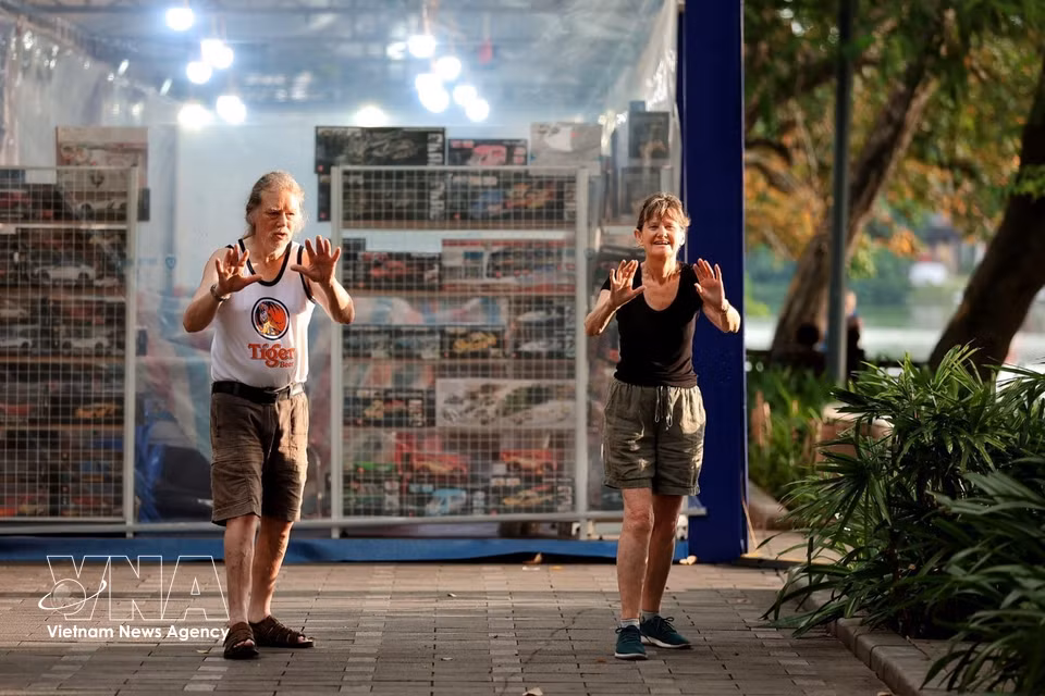 Elderly foreign visitors staying in Vietnam start their day with physical exercise. (Photo: Pham Tuan Anh/VNA)