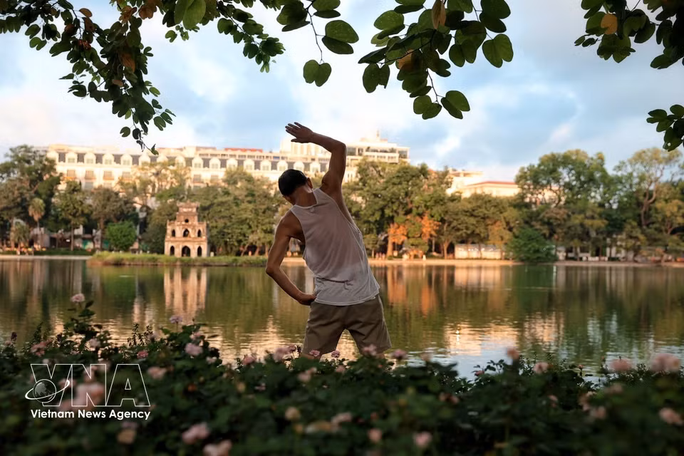 An older person starts his day with physical exercise. (Photo: Pham Tuan Anh/VNA)