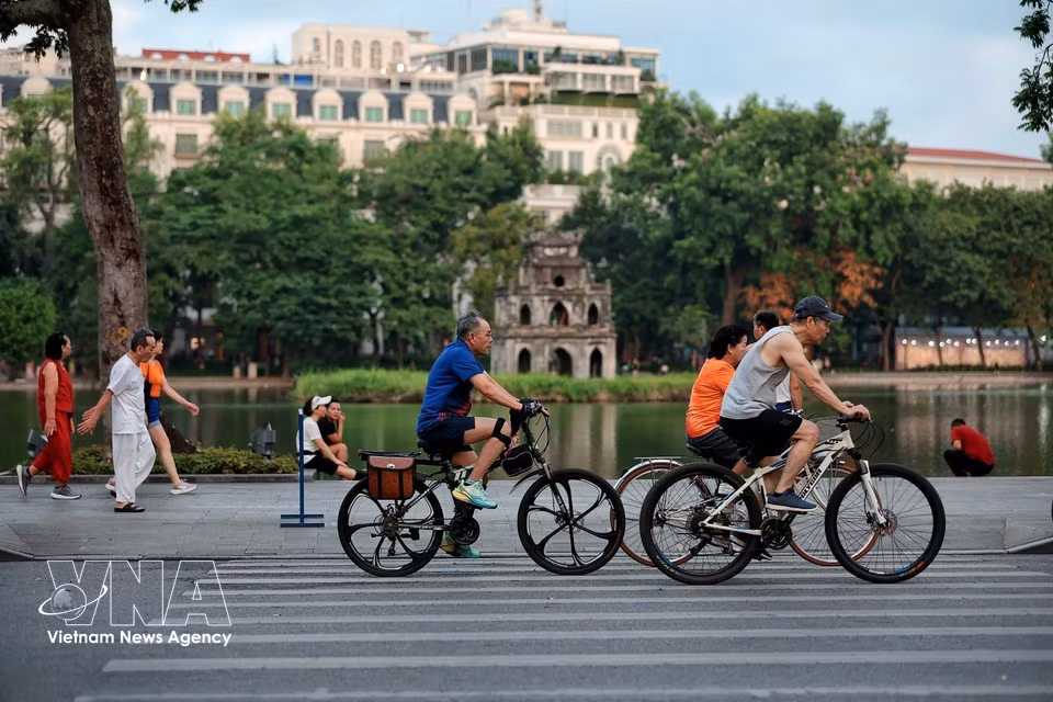 Older people cycle for exercise downtown Hanoi. (Photo: Pham Tuan Anh/VNA)