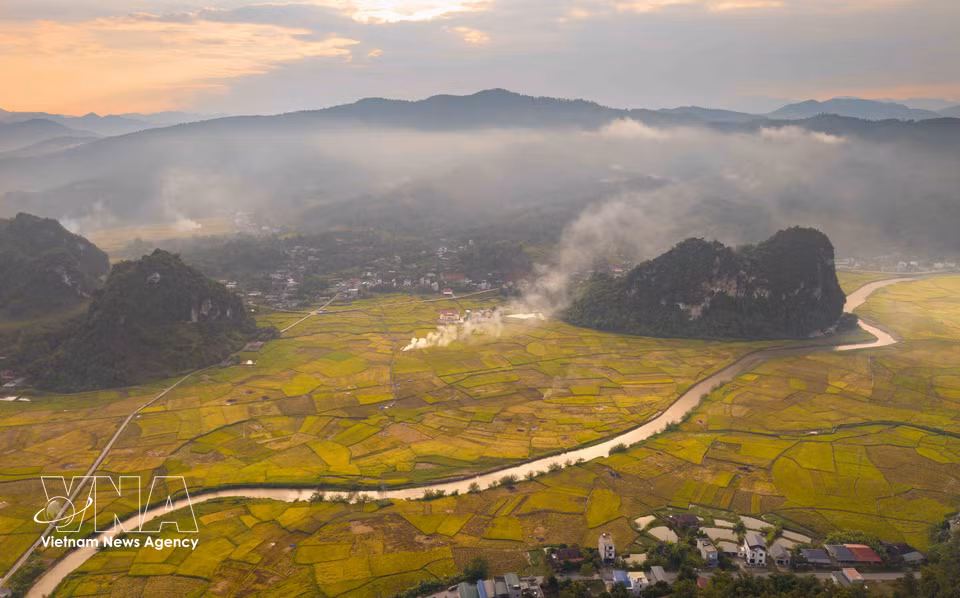 Smoke rising from the rice fields in the afternoon light adds a distinctive feature to the harvest-season landscape in Chieng Sinh. (Photo: Xuan Tu/VNA)