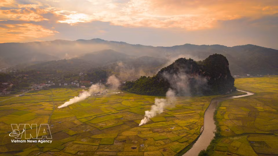 Sunset casts a golden glow over the rocky mountains and rice fields in Chieng Sinh. (Photo: Xuan Tu/VNA)