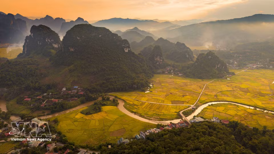 Chieng Sinh valley at sunset, with rocky mountains, rice fields and a winding river forming a highland landscape. (Photo: Xuan Tu/VNA)