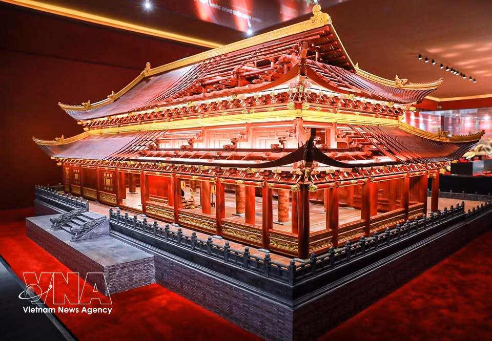 A reconstruction model of Kinh Thien Palace is displayed at the exhibition. (Photo: Khanh Hoa/VNA)