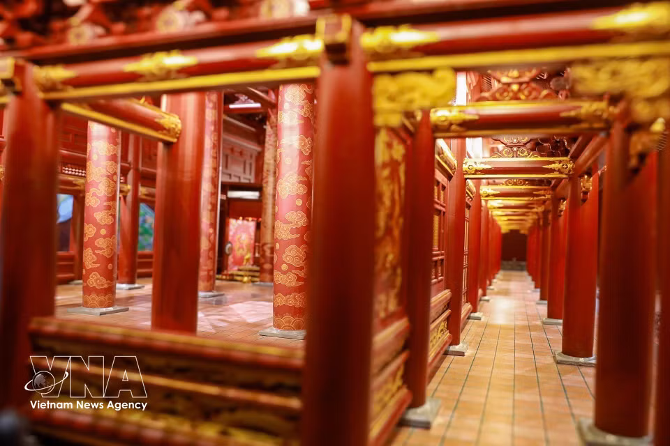 A reconstruction model of Kinh Thien Palace is displayed at the exhibition. (Photo: Khanh Hoa/VNA)