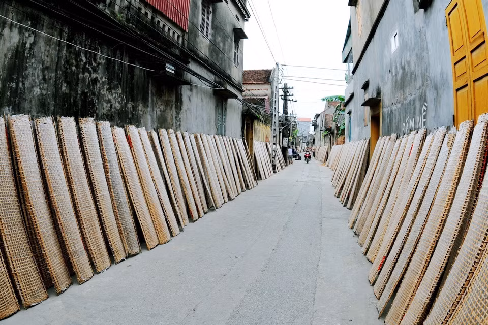 Rice papers are dried along the village roads. (Photo: VNA)