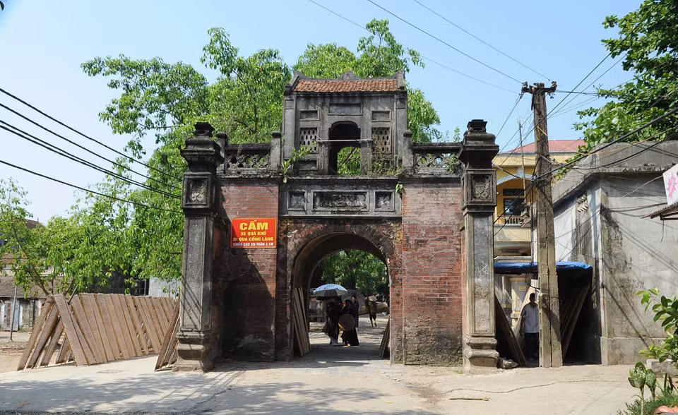Rice papers are dried near the village gate. (Photo: VNA)