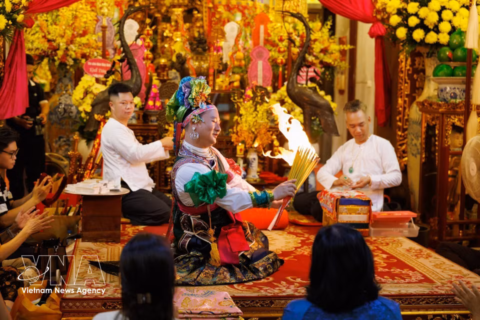 Ritual spirit mediumship performac involves the coordinated efforts of spirit mediums, ritual singers and assistants, from preparing costumes and props to conducting the rites. (Photo: Pham Tuan Anh/VNA)