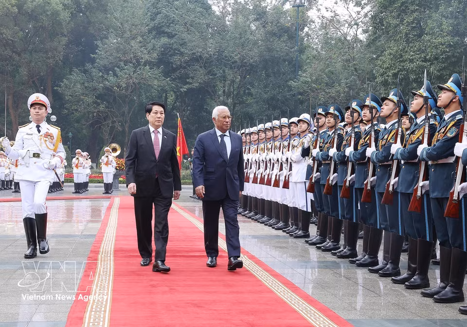 State President Luong Cuong and European Council President António Costa inspect a guard of honour of the Vietnam People’s Army during the latter’s official visit to Vietnam in January 2026. (Photo: Lam Khanh/VNA)