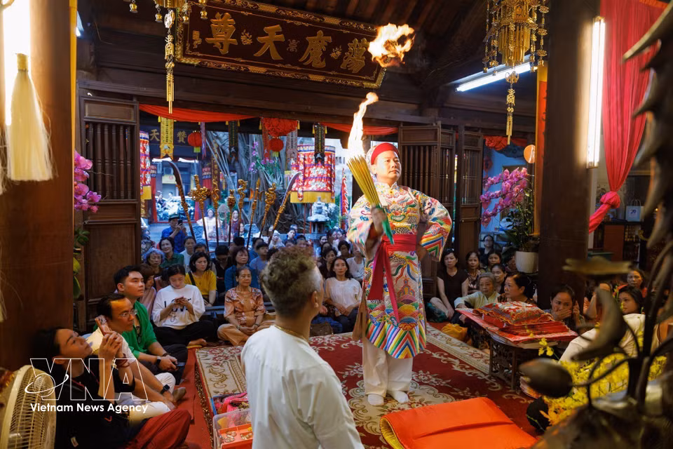 Traditional costumes, ritual movements, singing and the sacred setting combine to create the distinctive character of mediumship performace, an integral part of Vietnamese Mother Goddess worship inscribed by UNESCO in 2016. (Photo: Pham Tuan Anh/VNA)