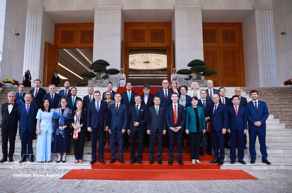 Prime Minister Le Minh Hung meets ambassadors and chargés d’affaires of the EU Delegation and EU member states in Vietnam (October 2026). (Photo: Duong Giang/VNA)