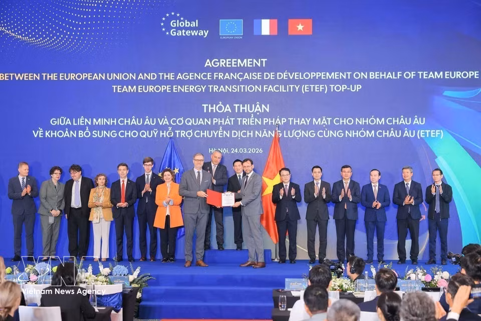 Deputy Prime Minister Ho Duc Phoc and European Commissioner for International Partnerships Jozef Síkela witness the signing of an agreement between the EU and the French Development Agency (AFD), on behalf of Team Europe, on additional funding for the Team Europe Energy Transition Facility (ETEF) (March 2026). (Photo: Hoang Hieu/VNA)
