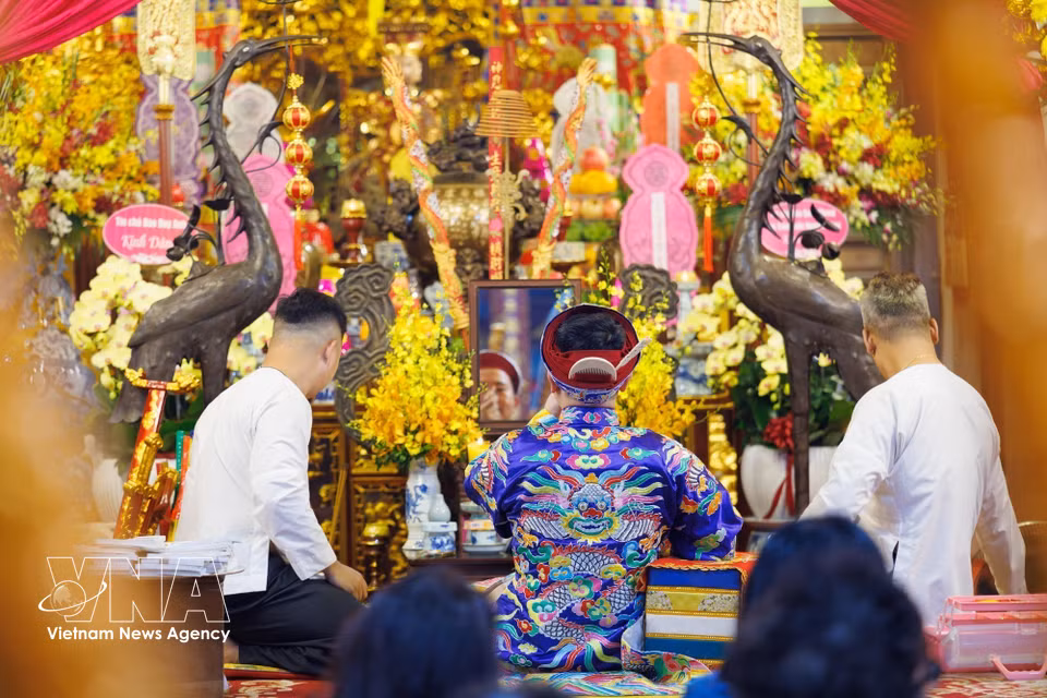 Ritual spirit mediumship performac is a collaborative ritual involving spirit mediums, ritual singers and assistants. (Photo: Pham Tuan Anh/VNA)