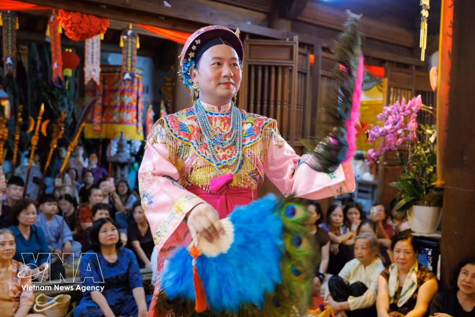 Traditional props and ritual singing accompany expressive movements, contributing to the distinctive beauty of the ceremony. (Photo: Pham Tuan Anh/VNA)