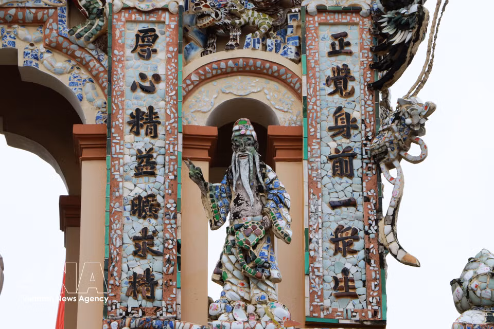 Colourful ceramic and porcelain mosaics enhance the architecture of Vinh Trang pagoda. (Photo: Hong Thai/VNA)