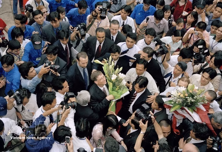 Microsoft Corporation Chairman Bill Gates visits and meets with staff, lecturers and students of Hanoi University of Science and Technology on April 22, 2006. (Photo: VNA)
