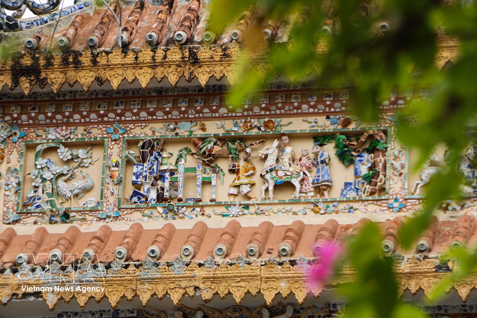 A distinctly Eastern cultural motif adorns the gate of Vinh Trang Pagoda. (Photo: Hong Thai/VNA)