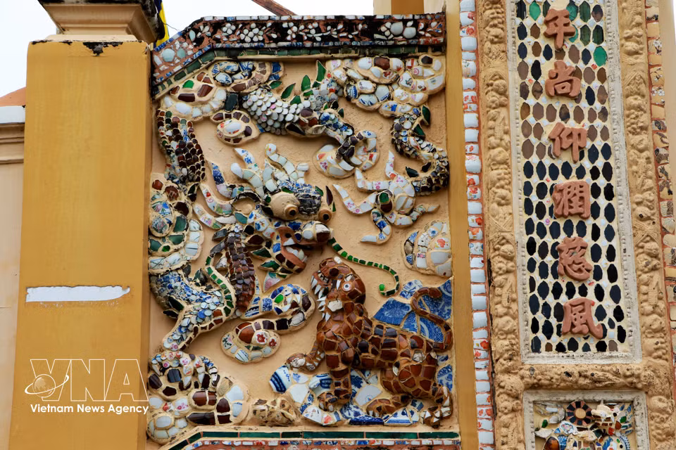 Colourful ceramic and porcelain mosaics enhance the architecture of Vinh Trang pagoda. (Photo: Hong Thai/VNA)