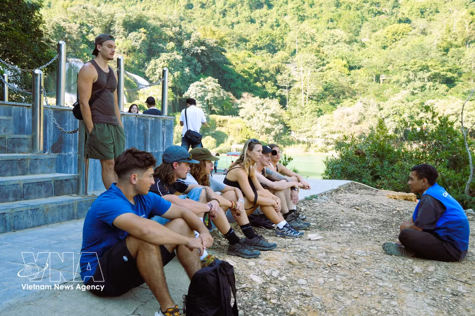 International visitors explore Ban Gioc Waterfall. (Photo: Chu Hieu/VNA)