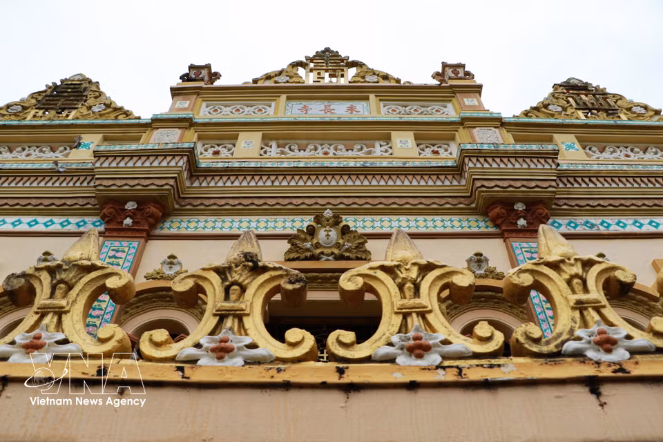 The blend of Asian and European architectural styles gives Vinh Trang Pagoda its distinctive appeal. (Photo: Hong Thai/VNA)