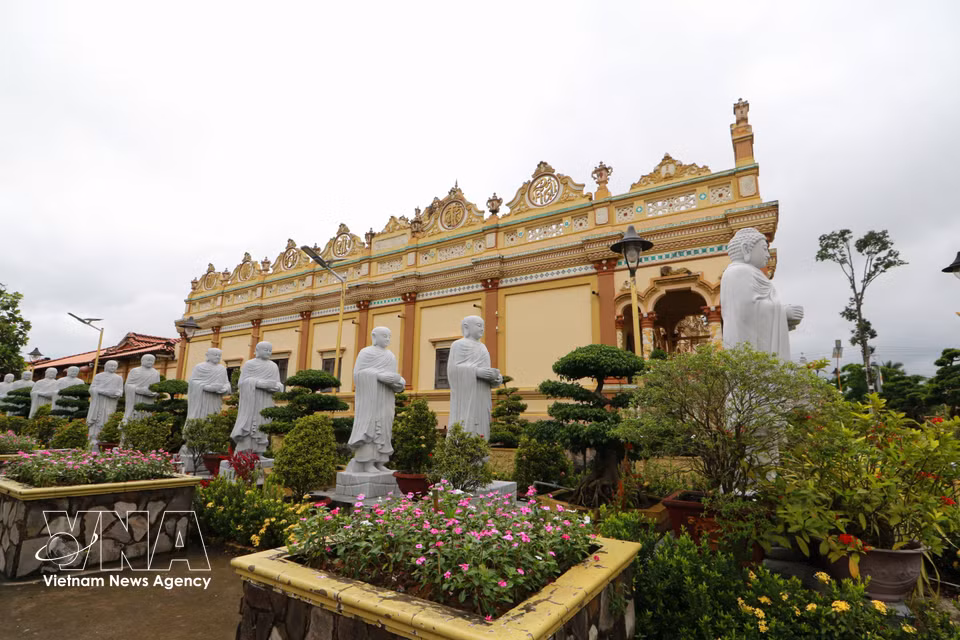 The diversity of architectural styles offers visitors different perspectives as they explore the pagoda. (Photo: Hong Thai/VNA)