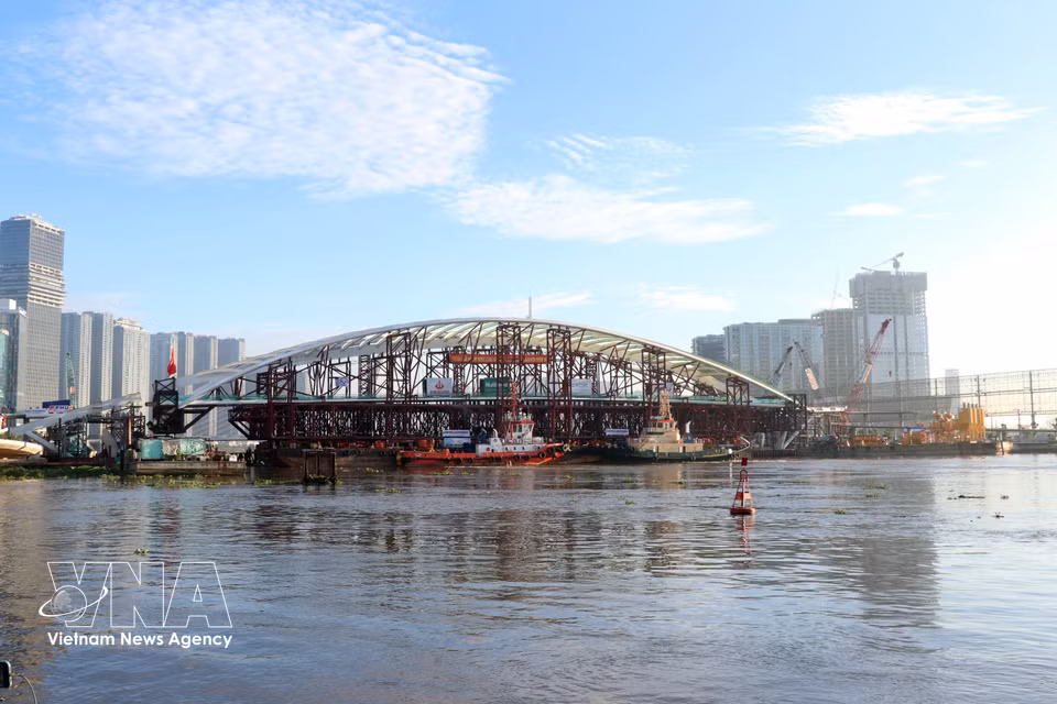 The construction site of the Saigon River pedestrian bridge on the morning of October 21, 2026. (Photo: VNA)