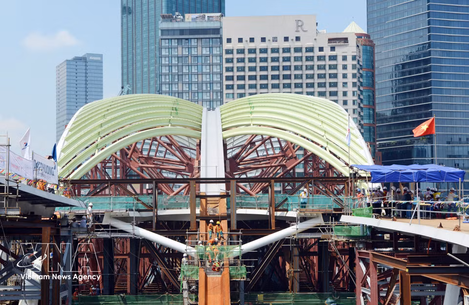 Inspired by the shape of a nipa palm leaf, the bridge will connect Bach Dang Wharf with the Thu Thiem New Urban Area and is expected to become a new architectural landmark in Ho Chi Minh City. (Photo: VNA)