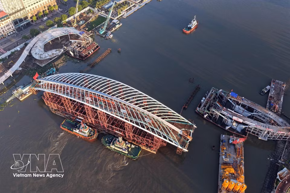 Inspired by the shape of a nipa palm leaf, the Saigon River pedestrian bridge will connect Bach Dang Wharf with the Thu Thiem New Urban Area. (Photo: VNA)
