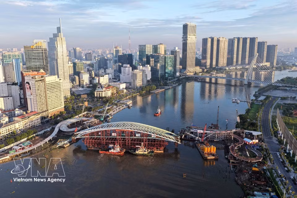 A barge carrying the bridge’s main span is moved into position for the joining operation. (Photo: Published by VNA)