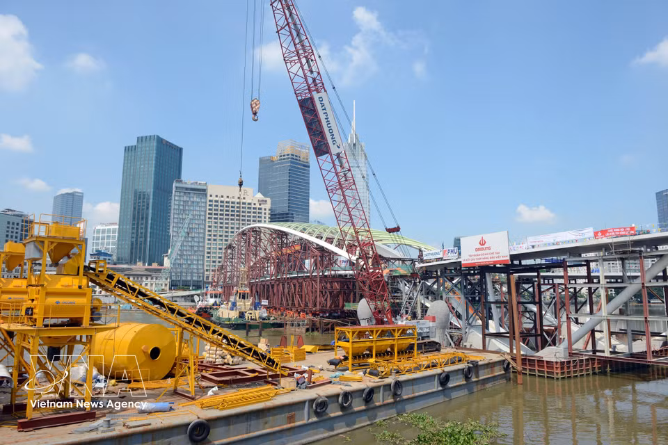 Around 90% of construction work on the Saigon River pedestrian bridge has been completed. (Photo: Tien Luc/VNA)