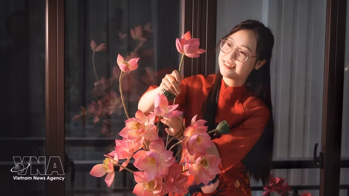 Mooncakes blossom into flowers with traditional tò he techniques