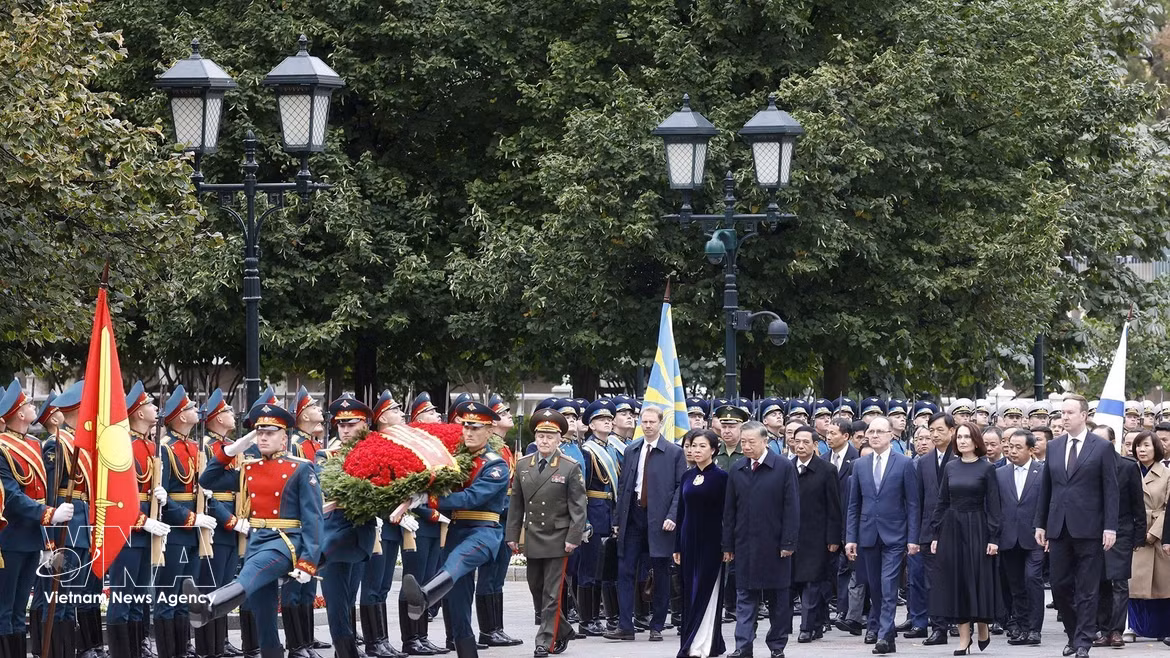Top Vietnamese leader lays wreath at Tomb of the Unknown Soldier in Moscow