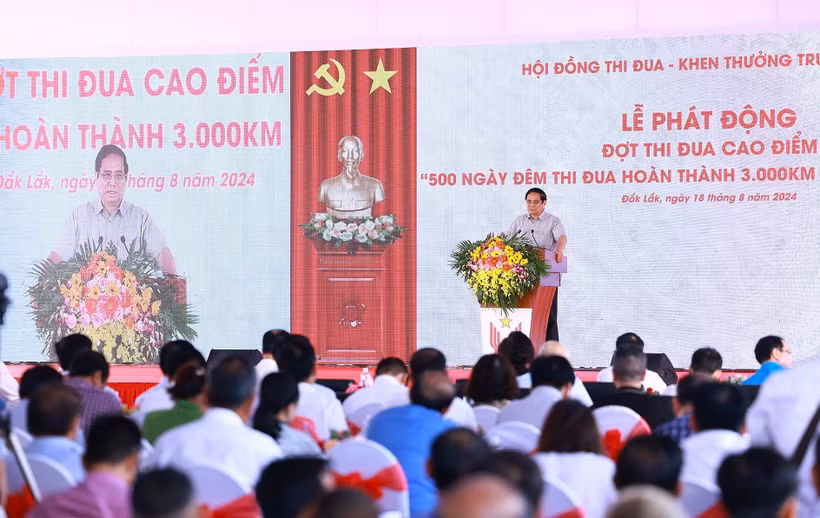 PM Pham Minh Chinh adresses at a ceremony to launch a 500-day emulation campaign for completing 3,000km of expressways (Photo: VNA)