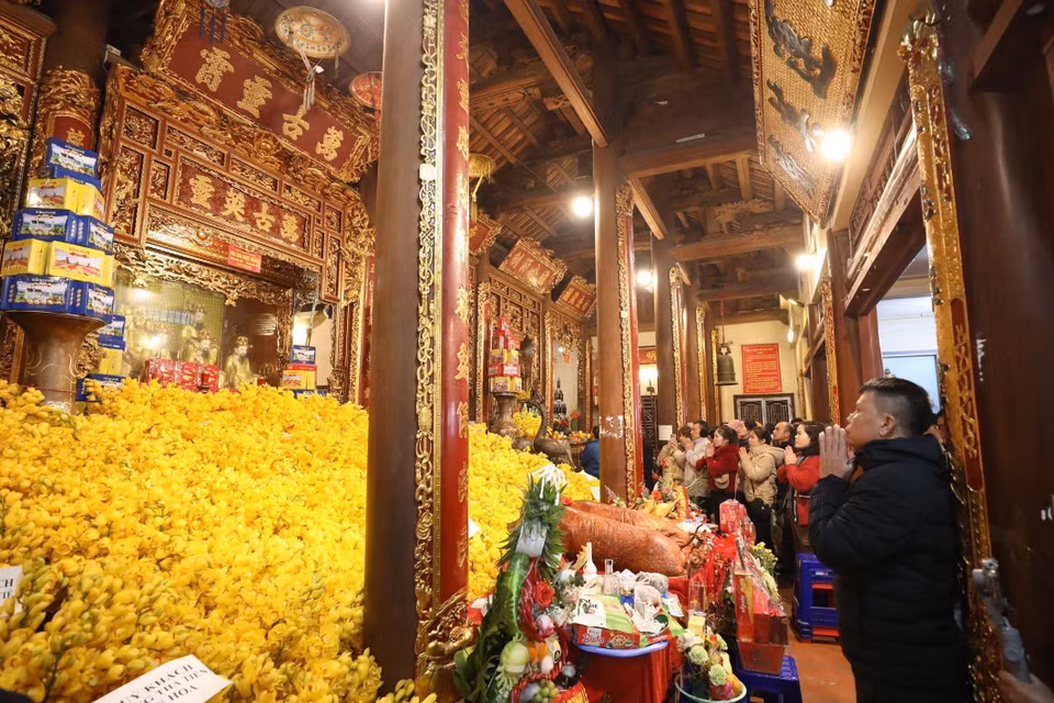 Locals and visitors offer incense at Ky Cung Temple. (Photo: VNA)