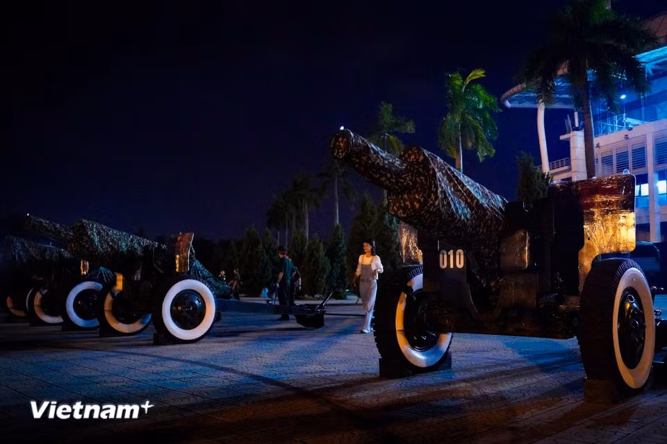 Each artillery piece weighs up to 2.5 tonnes and is towed by Kmaz artillery tractors. (Photo: Vietnam+)