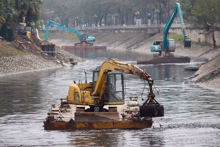 The Hanoi Drainage Company deploys seven excavators to continuously dredge sludge from the To Lich River. (Photo: VNA)