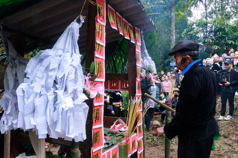 The shaman performs the ritual to honour the forest deities. (Photo: VNA)