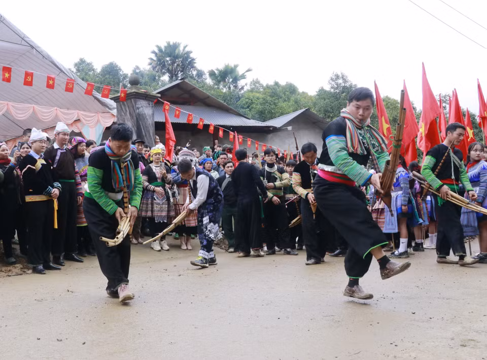Young Mong men performs the traditional “khen” dance. (Photo: VNA)