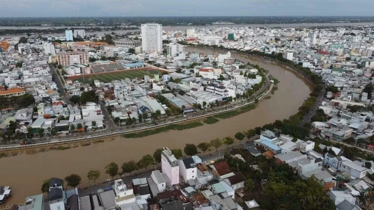 The Long Xuyen River, winding through Long Xuyen city, serves as a vital waterway in the Mekong Delta’s urban landscape. (Photo: VNA)
