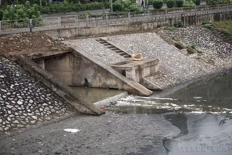 According to the Hanoi Department of Agriculture and Environment, the To Lich River receives approximately 160,000 cubic metres of untreated household wastewater daily. Efforts to revitalize the river are now a key focus for Hanoi’s urban development. (Photo: VNA)