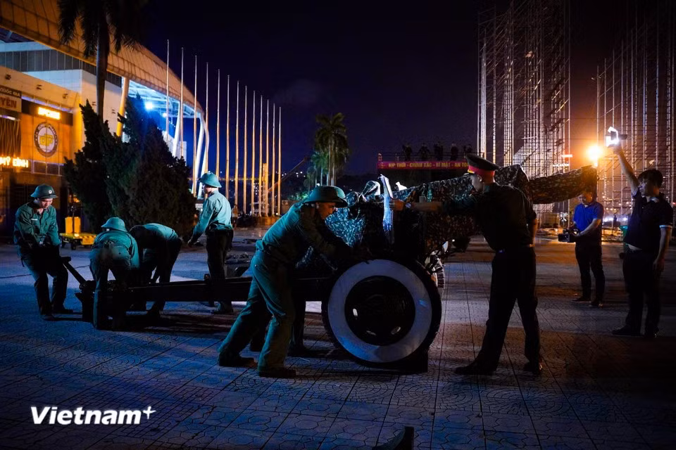 Artillery Brigade 45 brings 15 artillery guns to the designated assembly site. (Photo: Vietnam+)