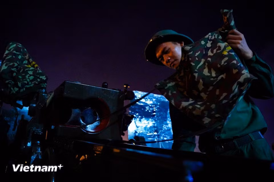 Upon arrival at the assembly area, the brigade immediately conducts maintenance and technical checks on the artillery following transport. (Photo: Vietnam+)