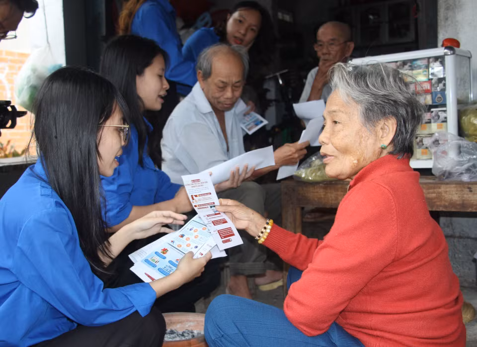 Youth Union members in Khanh Hoa province help local people access information technology, digital transformation, and cyber knowledge, bridging the gap between rural and urban areas. (Photo: VNA)