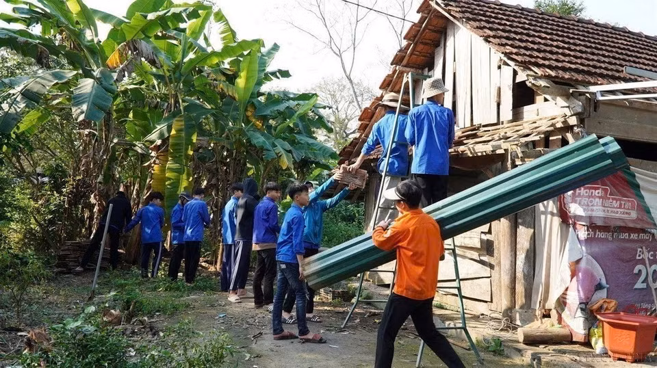 In response to the government's initiative to eliminate temporary and dilapidated houses, young volunteers in Ha Tinh province assist residents in relocating, demolishing old homes, and renovating or constructing new ones. (Photo: VNA)