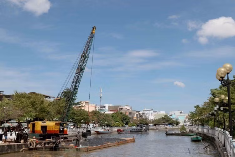 Dredging operations are underway to clear the waterway of the Quan Lo Phung Hiep River in Ca Mau province. (Photo: VNA)