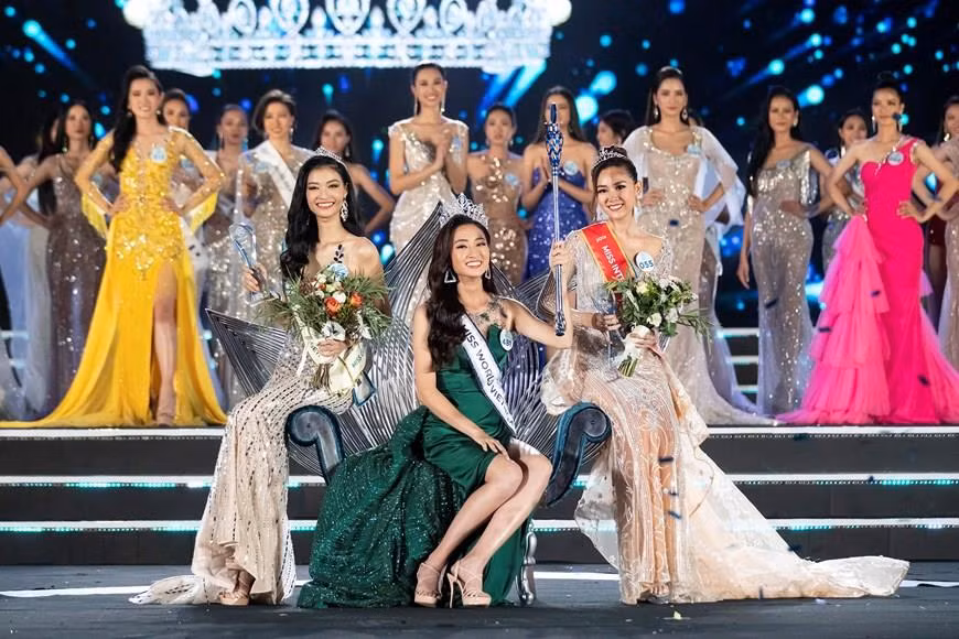 First runner-up Nguyen Ha Kieu Loan (L) and second runner-up Nguyen Tuong Sa (Photo: VNA)